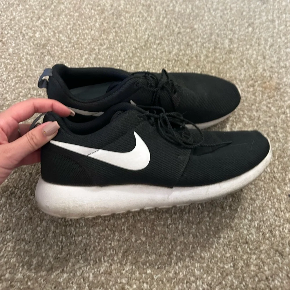 Nike Roshe One Shoes. Mens Size 8 Excellent Condition